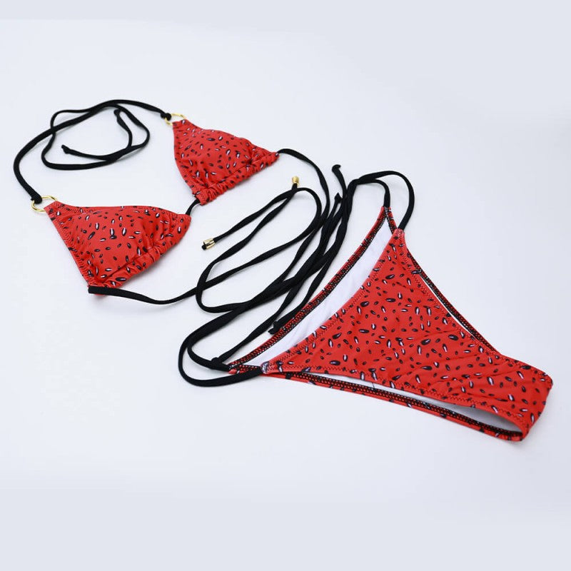 Seitlich gebundener String-Bikini mit Wassermelonenflecken