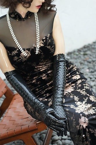 Lange Latexhandschuhe mit Schuppenmuster