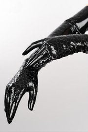 Lange Latexhandschuhe mit Schuppenmuster