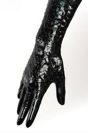 Lange Latexhandschuhe mit Schuppenmuster