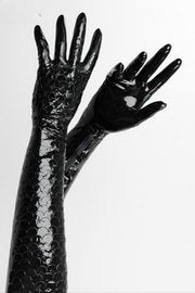Lange Latexhandschuhe mit Schuppenmuster