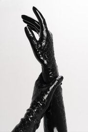 Lange Latexhandschuhe mit Schuppenmuster