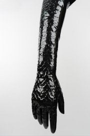 Lange Latexhandschuhe mit Schuppenmuster