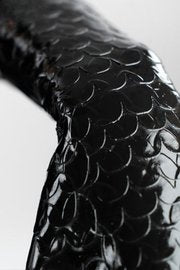 Lange Latexhandschuhe mit Schuppenmuster