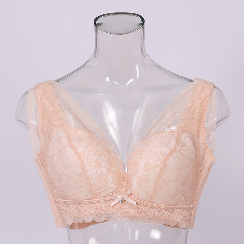 Crossderssers' charakteristisches Spitzen-Bralette mit tiefem V-Ausschnitt