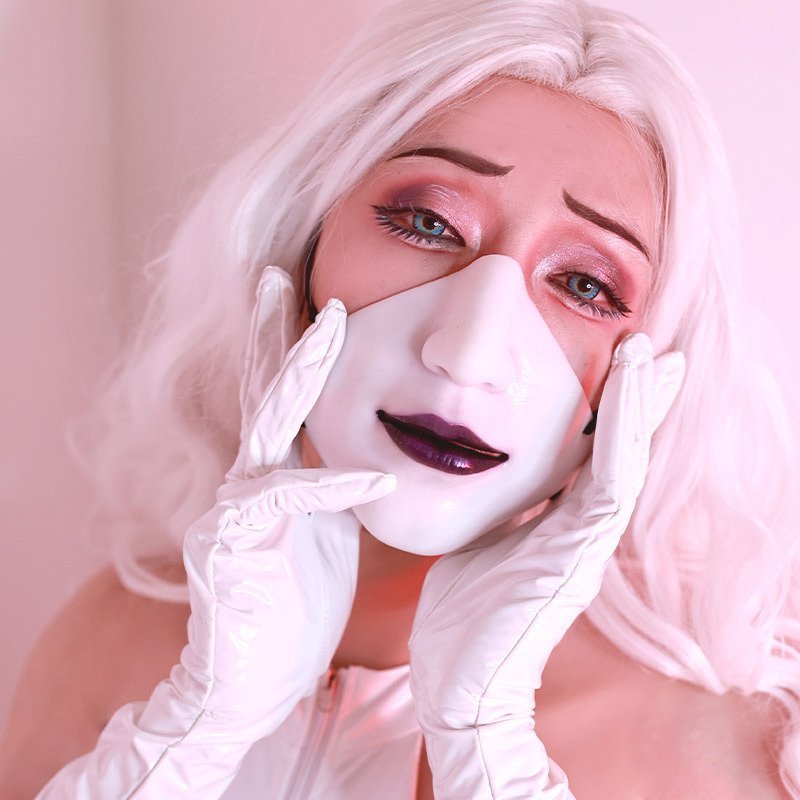 Neue weiße Silikon-Halbmaske mit geschlossenem Mundbereich