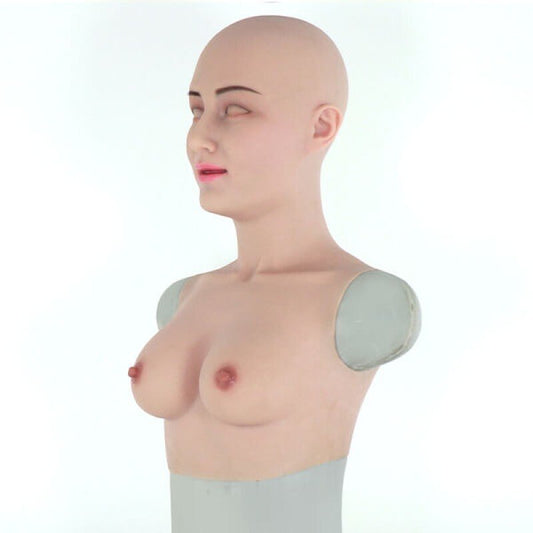 Neue Mia-Maske mit Brustprothesen