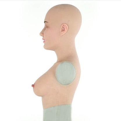 Neue Mia-Maske mit Brustprothesen