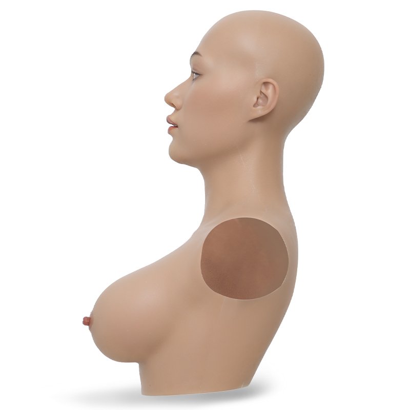 Neue Mai-Maske mit Brustprothesen