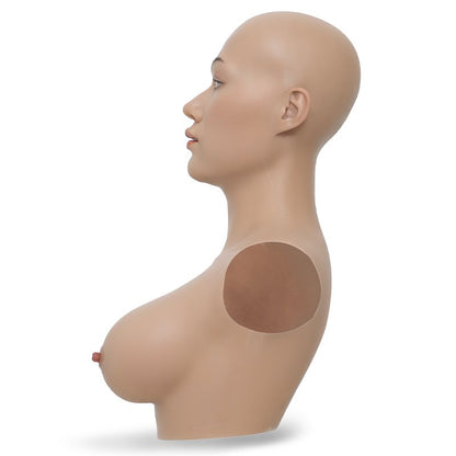 Neue Mai-Maske mit Brustprothesen
