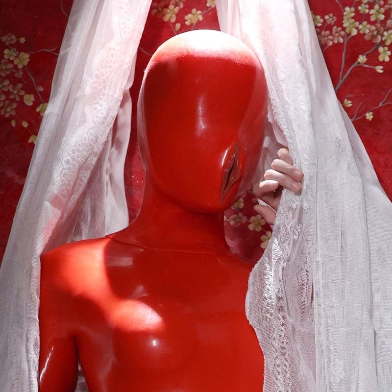 Neue rote Silikonmaske mit künstlicher Vagina