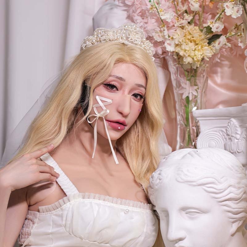 Neue Fetisch-Halbmaske mit Ziernähten – Weißer Seitenriemen