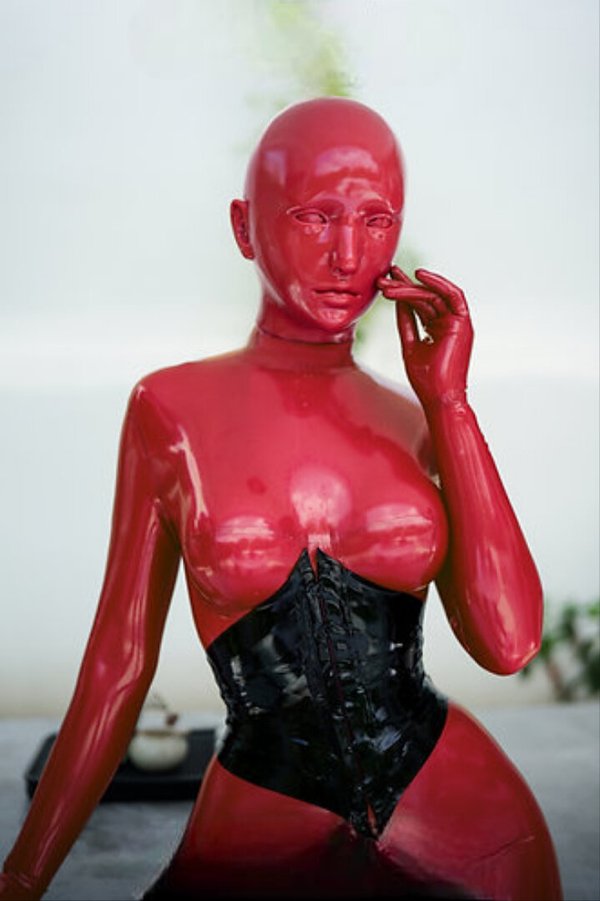 Q03R Ching-03 – Gummimaske „Puppe“