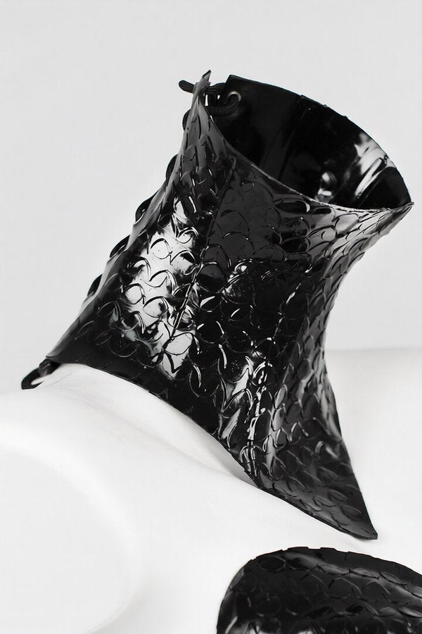 Schuppen-Halsband aus Latex