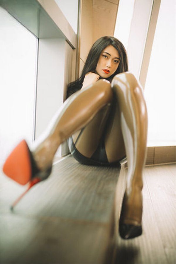 Latex-Strumpfhose im 50er-Jahre-Design – Nylon-Optik mit Rücknaht